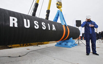Un ouvrier de construction russe dans la baie de Portovaya, à environ 170 kilomètres de St. Petersburg, en Russie, pendant une cérémonie marquant le lancement de la construction du gazoduc Nord Stream, le 9 avril 2010. (Crédit : AP Photo/Dmitry Lovetsky, file)