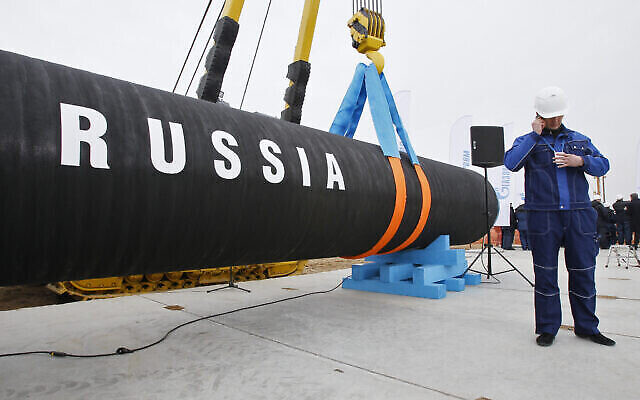 Un ouvrier de construction russe dans la baie de Portovaya, à environ 170 kilomètres de St. Petersburg, en Russie, pendant une cérémonie marquant le lancement de la construction du gazoduc Nord Stream, le 9 avril 2010. (Crédit : AP Photo/Dmitry Lovetsky, file) Un ouvrier de construction russe dans la baie de Portovaya, à environ 170 kilomètres de St. Petersburg, en Russie, pendant une cérémonie marquant le lancement de la construction du gazoduc Nord Stream, le 9 avril 2010. (Crédit : AP Photo/Dmitry Lovetsky, file)