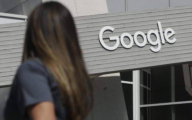 Une femme passe devant un bâtiment Google sur le campus de Mountain View, en Californie, le 24 septembre 2019. (Crédit : AP Photo/Jeff Chiu, File) Une femme passe devant un bâtiment Google sur le campus de Mountain View, en Californie, le 24 septembre 2019. (Crédit : AP Photo/Jeff Chiu, File)