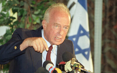 Yitzhak Rabin, chef du parti Travailliste israélien, s'adressant aux journalistes, à Tel Aviv, le 26 juin 1992. (Crédit : Nati Harnik/AP)