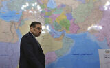 Le secrétaire du Conseil suprême de sécurité nationale iranien, Ali Shamkhani, arrive à son bureau pour une réunion, Téhéran, Iran, le 16 mars 2014. (Vahid Salemi / AP)