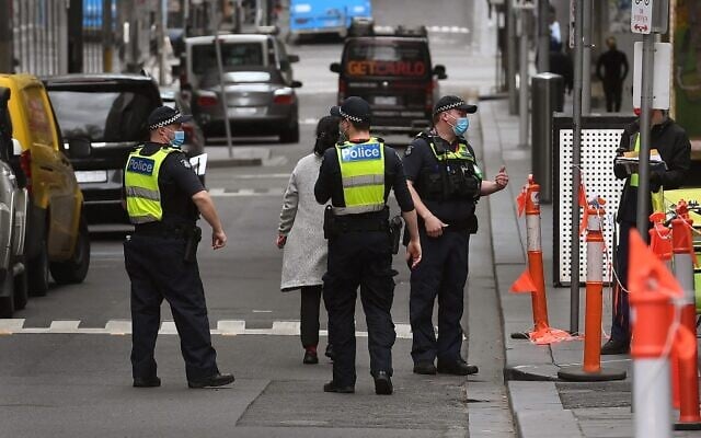 La police a patrouillé dans une rue de Melbourne le 12 août 2021, alors que cinq millions d'habitants de la deuxième plus grande ville d'Australie resteront sous le coup d'un ordre de rester à la maison pendant au moins une semaine de plus. (Crédit : William WEST / AFP) La police a patrouillé dans une rue de Melbourne le 12 août 2021, alors que cinq millions d'habitants de la deuxième plus grande ville d'Australie resteront sous le coup d'un ordre de rester à la maison pendant au moins une semaine de plus. (Crédit : William WEST / AFP)