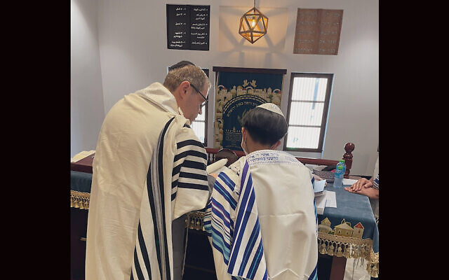 Une photo d'un garçon qui a fait sa bar mitzvah au Bahrain. (Crédit: autorisation de l'Association des communautés Juives du Golf) Une photo d'un garçon qui a fait sa bar mitzvah au Bahrain. (Crédit: autorisation de l'Association des communautés Juives du Golf)