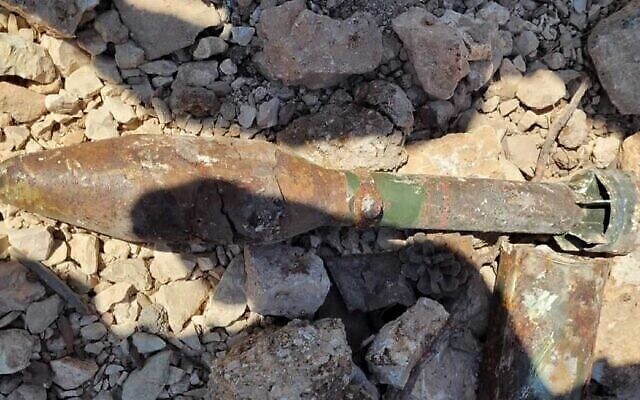 Une photo de la police montre un obus de bazooka non explosé découvert sur la colline des munitions à Jérusalem le 1er août 2021. (Crédit : Police israélienne)
