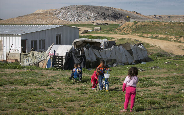 Une communauté bédouine vivant à côté de la plus grande décharge d'Israël, près de la ville de Rahat dans le sud d'Israël, le 10 août 2016 (Crédit : Yaniv Nadav/Flash90). Une communauté bédouine vivant à côté de la plus grande décharge d'Israël, près de la ville de Rahat dans le sud d'Israël, le 10 août 2016 (Crédit : Yaniv Nadav/Flash90).