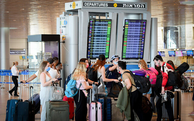 Des voyageurs dans le hall des départs de l'aéroport international Ben Gurion, le 5 août 2021. (Crédit : Avshalom Sassoni/FLASH90) Des voyageurs dans le hall des départs de l'aéroport international Ben Gurion, le 5 août 2021. (Crédit : Avshalom Sassoni/FLASH90)