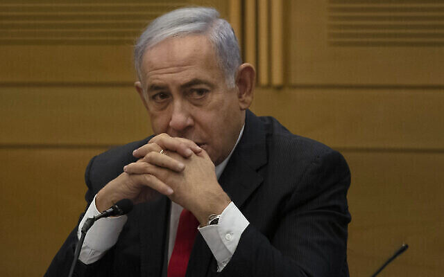 Benjamin Netanyahu s'adresse à des membres du parti d'opposition du Likud, au lendemain de l'assermentation d'un nouveau gouvernement, à la Knesset à Jérusalem, le 14 juin 2021. (Crédit : AP Photo/Maya Alleruzzo)