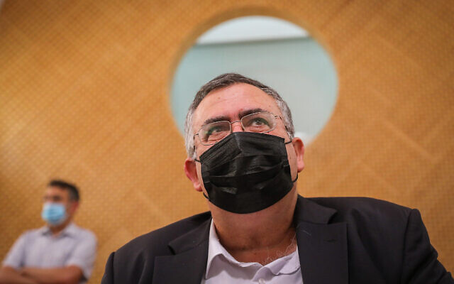 David Bitan, député du Likud, devant la Cour suprême à Jérusalem le 9 août 2021. (Crédit : Olivier Fitoussi/Flash90) David Bitan, député du Likud, devant la Cour suprême à Jérusalem le 9 août 2021. (Crédit : Olivier Fitoussi/Flash90)