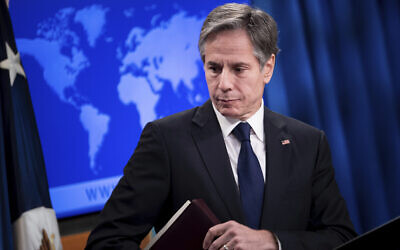 Le Secrétaire d'Etat américain Antony Blinken s'en est allé, après avoir parlé lors d'un briefing au Département d'Etat à Washington, le 2 août 2021.  (Crédit : Brendan Smialowski/Pool via AP)
