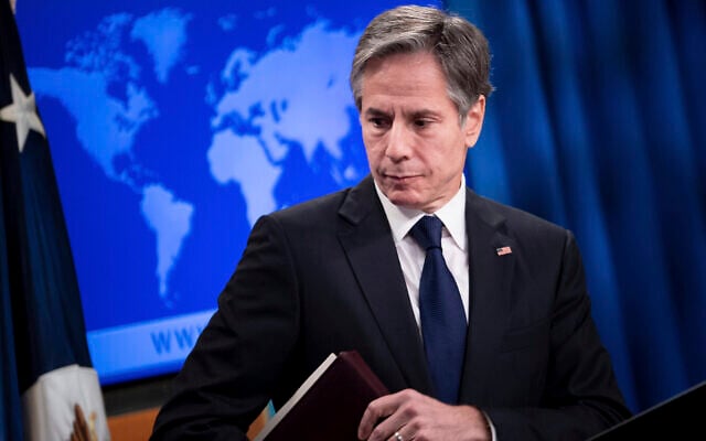Le Secrétaire d'Etat américain Antony Blinken s'en est allé, après avoir parlé lors d'un briefing au Département d'Etat à Washington, le 2 août 2021. (Crédit : Brendan Smialowski/Pool via AP) Le Secrétaire d'Etat américain Antony Blinken s'en est allé, après avoir parlé lors d'un briefing au Département d'Etat à Washington, le 2 août 2021. (Crédit : Brendan Smialowski/Pool via AP)