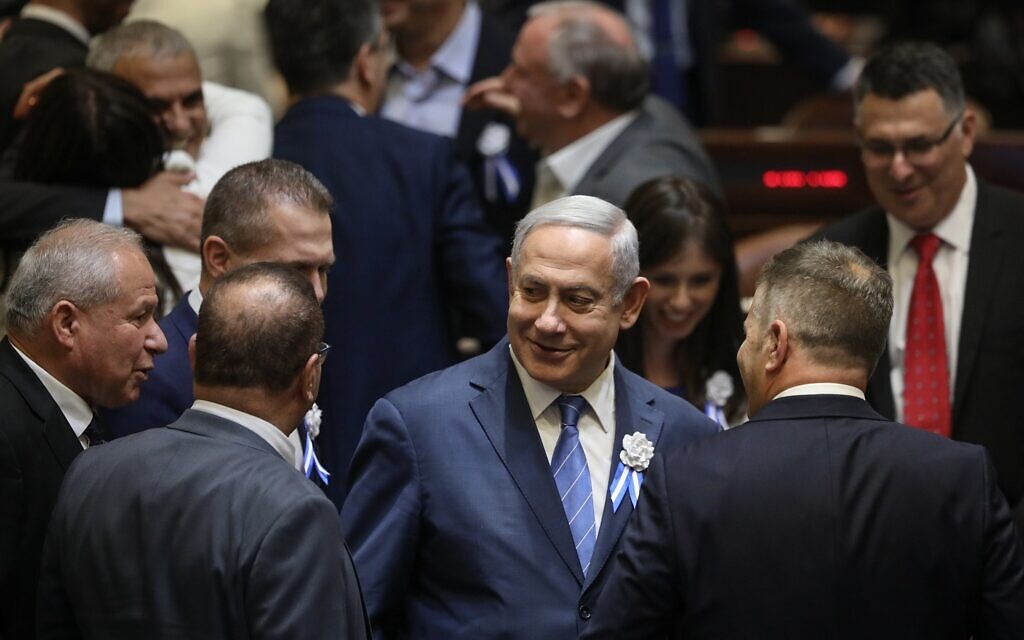 L'ancien Premier ministre Benjamin Netanyahou est entouré de législateurs du Likoud lors de la cérémonie de prestation de serment à la Knesset le 30 avril 2019. (Crédit : Noam Revkin Fenton/Flash90)