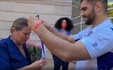 Capture d'écran de la vidéo du judoka Peter Paltchick présentant à sa mère Larissa la médaille de bronze qu'il a gagnée aux Jeux olympiques de Tokyo, le 2 août 2021. (Crédit : Instagram)