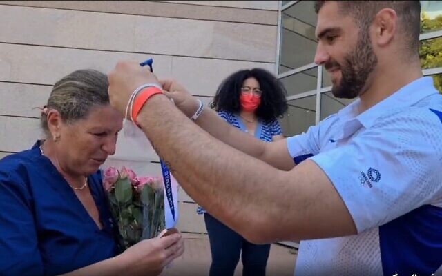 Capture d'écran de la vidéo du judoka Peter Paltchick présentant à sa mère Larissa la médaille de bronze qu'il a gagnée aux Jeux olympiques de Tokyo, le 2 août 2021. (Crédit : Instagram)