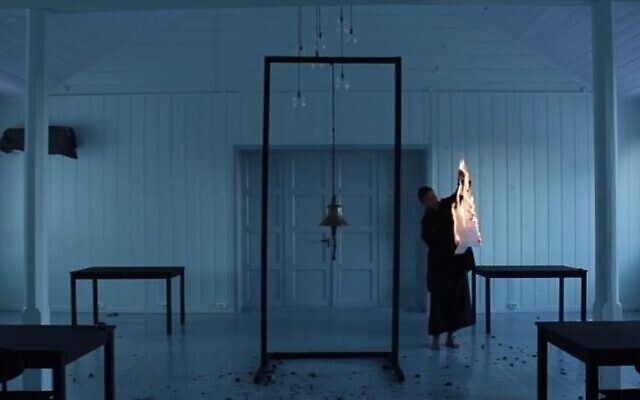 L'artiste Gregory Israel Abou a brûlé un papier portant le nom "YHVH", dans une vidéo qui a provoqué un tollé. (Capture d'écran de la vidéo) L'artiste Gregory Israel Abou a brûlé un papier portant le nom "YHVH", dans une vidéo qui a provoqué un tollé. (Capture d'écran de la vidéo)