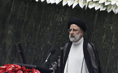 Le président Ebrahim Raisi prononce un discours après avoir prêté serment lors d'une cérémonie au parlement à Téhéran, en Iran, le 5 août 2021. (Crédit : AP Photo/Vahid Salemi)