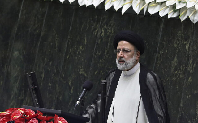 Le président Ebrahim Raisi prononce un discours après avoir prêté serment lors d'une cérémonie au parlement à Téhéran, en Iran, le 5 août 2021. (Crédit : AP Photo/Vahid Salemi)