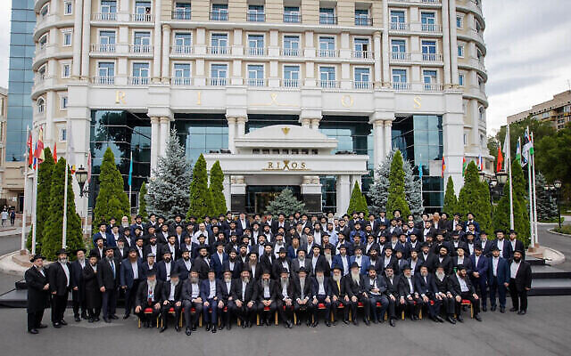 Des rabbins Chabad de toute l'ancienne Union soviétique posent pour une photo de groupe à Almaty, au Kazakhstan, le 29 juillet 2021.(Crédit : Yehezkel Itkin via JTA) Des rabbins Chabad de toute l'ancienne Union soviétique posent pour une photo de groupe à Almaty, au Kazakhstan, le 29 juillet 2021.(Crédit : Yehezkel Itkin via JTA)