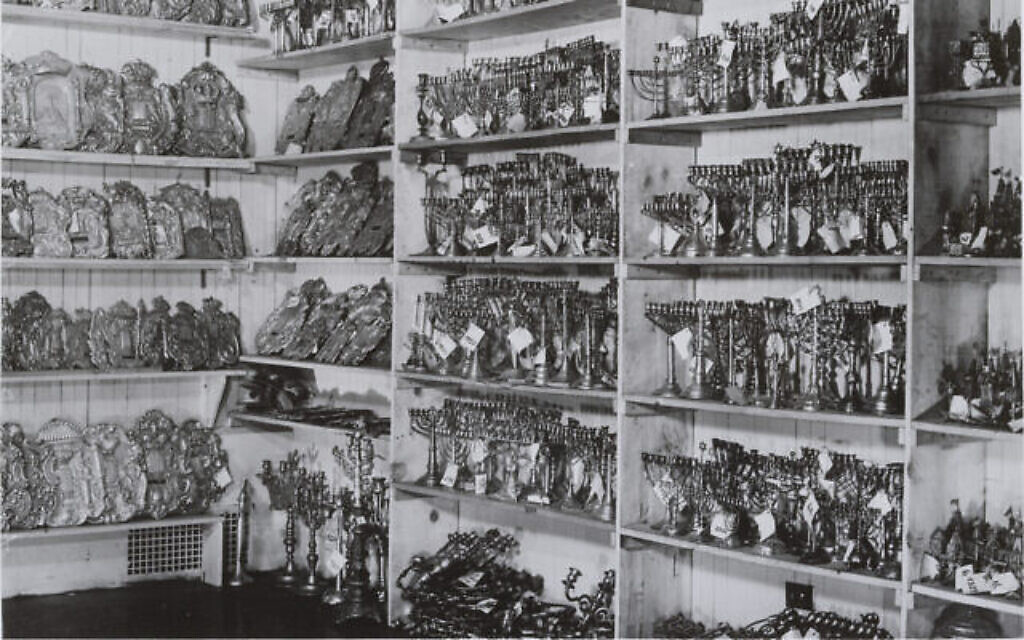 Matériaux récupérés par le Jewish Cultural Reconstruction, Inc. dans les entrepôts du Musée juif, vers 1949. (Crédit : Archives du Musée juif, New York)