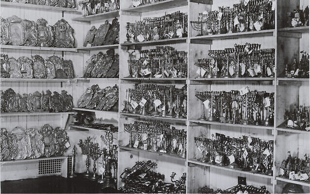 Matériaux récupérés par le Jewish Cultural Reconstruction, Inc. dans les entrepôts du Musée juif, vers 1949. (Crédit : Archives du Musée juif, New York)