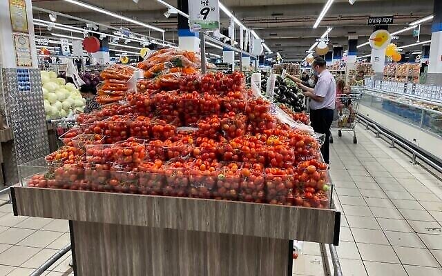 Des tomates cerises en vente dans un magasin Osher Ad, à Jérusalem, le 12 août 2021. (Crédit : Sue Surkes/Times of Israel) Des tomates cerises en vente dans un magasin Osher Ad, à Jérusalem, le 12 août 2021. (Crédit : Sue Surkes/Times of Israel)