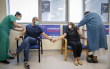 Un couple a reçu sa troisième dose du vaccin COVID-19 à l'hôpital Shaarei Tsedek, le 17 août 2021, à Jérusalem. (Crédit : Olivier Fitoussi/Flash90)