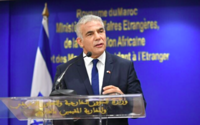 Le ministre des Affaires étrangères Yair Lapid s'est exprimé lors d'une cérémonie avec le ministre marocain des Affaires étrangères Nasser Bourita Rabat, le 11 août 2021 (Crédit : Shlomi Amsalem, GPO)