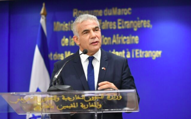 Le ministre des Affaires étrangères Yair Lapid s'est exprimé lors d'une cérémonie avec le ministre marocain des Affaires étrangères Nasser Bourita Rabat, le 11 août 2021 (Crédit : Shlomi Amsalem, GPO)