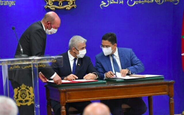 Le ministre des Affaires étrangères Yair Lapid (G) et le ministre marocain des Affaires étrangères Nasser Bourita (D) ont signé trois accords-cadres à Rabat, le 11 août 2021. (Crédit : Shlomi Amsalem, GPO)