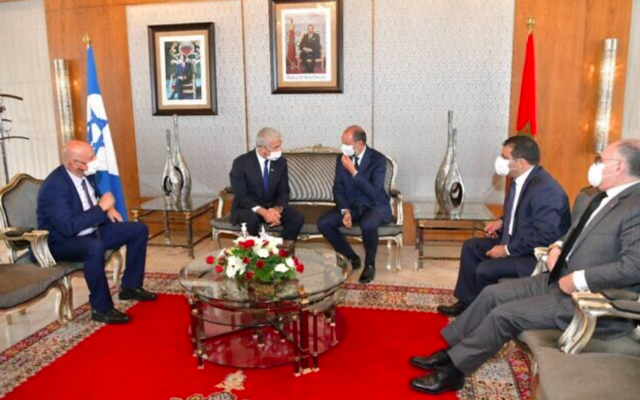 Le ministre des Affaires étrangères Yair Lapid (deuxième à partir de la gauche) a rencontré le vice-ministre des Affaires étrangères du Maroc, Mohcine Jazouli, à l'aéroport international de Rabat-Sale, le 11 août 2021. (Crédit : Shlomi Amsalem, GPO)