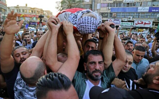 Des Palestiniens portent le corps de Dia al-Sabarini, 25 ans, lors de ses funérailles dans la ville de Naplouse, en Cisjordanie, le 11 août 2021. (JAAFAR ASHTIYEH / AFP)