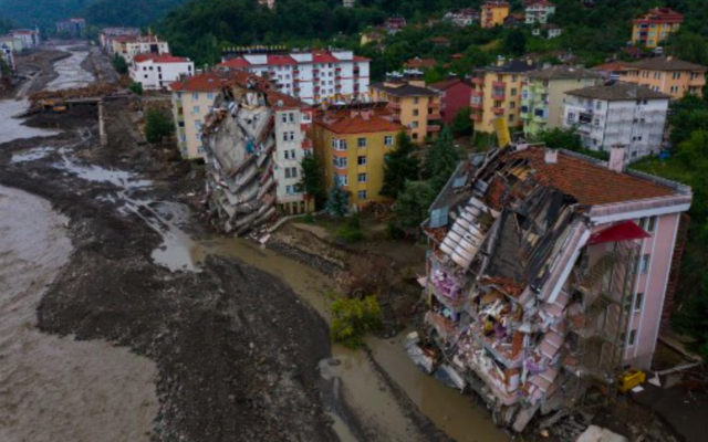 Une vue aérienne montre des bâtiments endommagés à proximité du ruisseau Ezine après que des crues soudaines mortelles ont éclaté sur ses rives dans la ville de Bozkurt, dans le district de Kastamonu, dans la région de la mer Noire en Turquie, le 14 août 2021. (Crédit : STR / AFP)