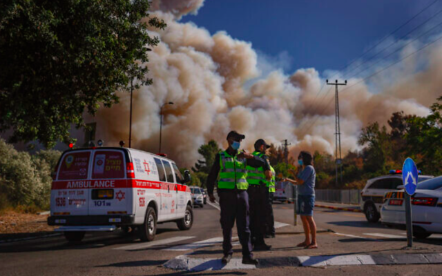 Des services de secours sur le site d'un incendie qui s'est déclaré dans une forêt près de Beit Meir, à l'extérieur de Jérusalem, le 15 août 2021. (Crédit : Yonatan Sindel/Flash90)