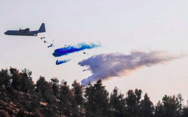 L'avion de l'armée de l'air israélienne Lockheed C-130, surnommé le Super Hercules, aide à éteindre un grand incendie dans les montagnes de Jérusalem, le 17 août 2021. (Olivier Fitoussi/Flash90)