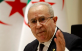 Le ministre algérien des Affaires étrangères Ramtane Lamamra lit une déclaration du président du pays à Alger, le 24 août 2021. (Crédit : AP/Fateh Guidoum)