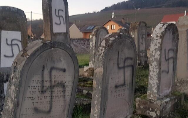 Des tombes taguées avec des croix gammées dans un cimetière juif à  Westhoffen, à l'est de la France, le 3 décembre 2019. (Crédit : AP)