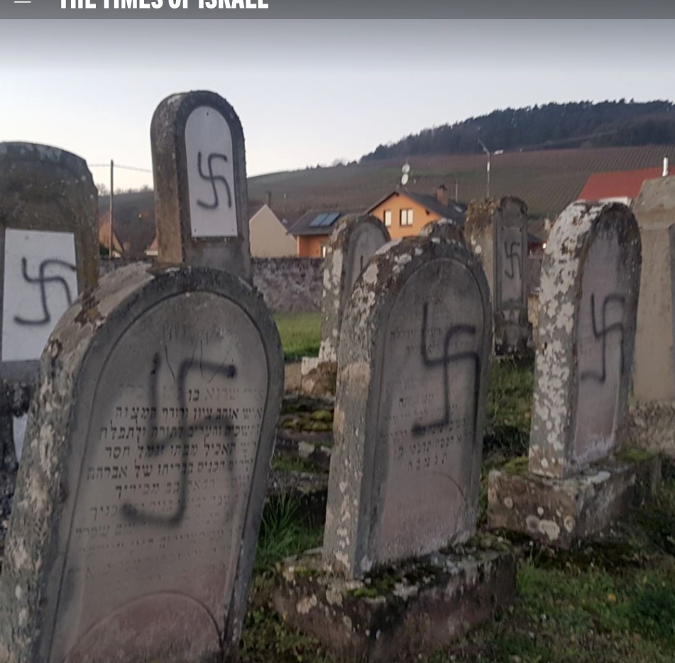 Des tombes taguées avec des croix gammées dans un cimetière juif à Westhoffen, à l'est de la France, le 3 décembre 2019. (Crédit : AP) Des tombes taguées avec des croix gammées dans un cimetière juif à Westhoffen, à l'est de la France, le 3 décembre 2019. (Crédit : AP)