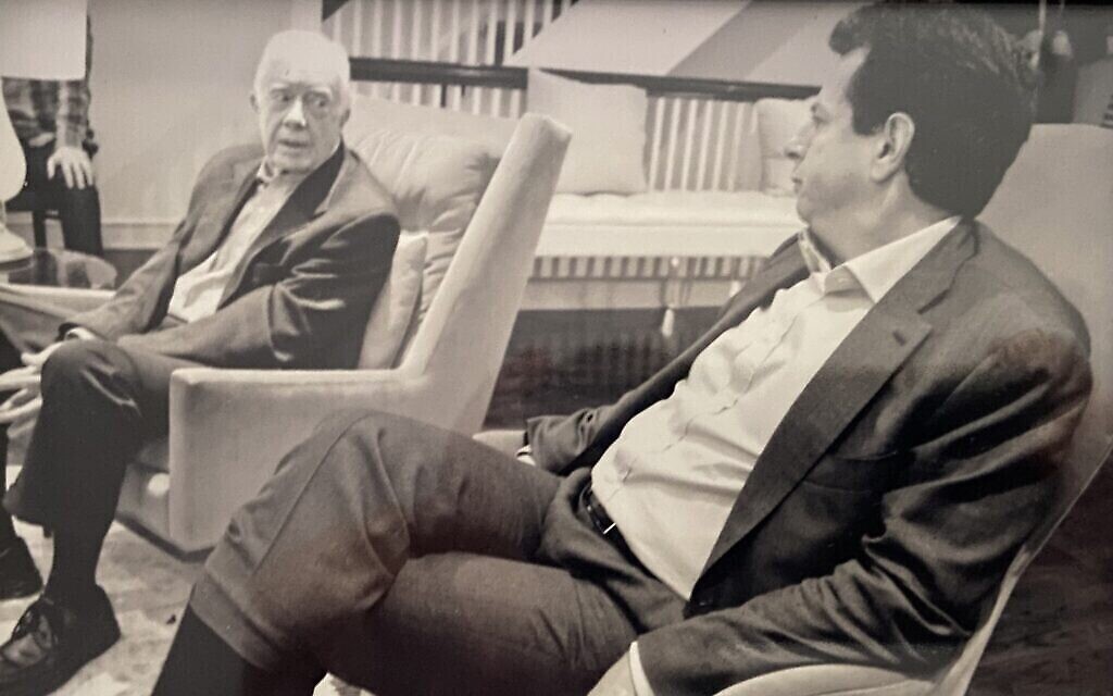 L'ancien président américain Jimmy Carter, à gauche, avec Gary Ginsberg en 2014. (Autorisation :  Ginsberg)