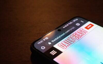 Vue du site web du Daily Beast sur un smartphone, le 17 août 2021. (Crédit : The Times of Israel)