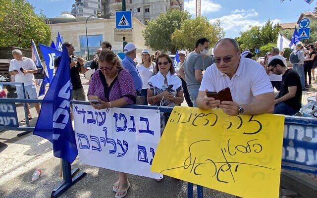 Des manifestants devant le domicile du chef du parti Yamina, Naftali Bennett, à l'époque encore en négociations pour former un gouvernement, à Raanana, le 4 juin 2021. (Crédit : Avshalom Sassoni/Flash90) Des manifestants devant le domicile du chef du parti Yamina, Naftali Bennett, à l'époque encore en négociations pour former un gouvernement, à Raanana, le 4 juin 2021. (Crédit : Avshalom Sassoni/Flash90)