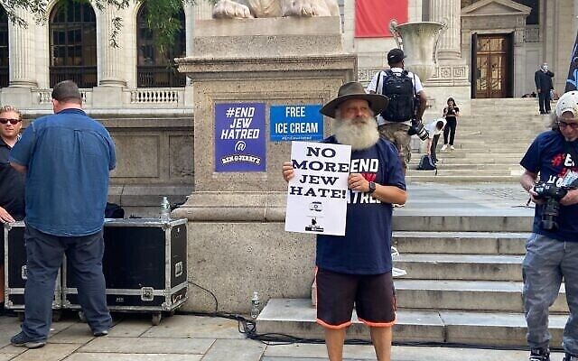 Un manifestant pro-israélien devant la Bibliothèque publique de New York à Manhattan, le 12 août 2021. (Crédit : Jacob Magid/Times of Israel) Un manifestant pro-israélien devant la Bibliothèque publique de New York à Manhattan, le 12 août 2021. (Crédit : Jacob Magid/Times of Israel)