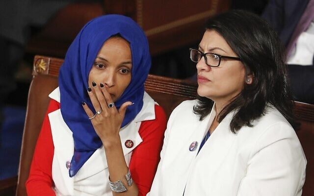 La représentante Ilhan Omar, démocrate du Minnesota à gauche, rejointe à droite par la représentante Rashida Tlaib, démocrate du Michigan, écoute le discours sur l'état de l'Union du président américain Donald Trump, au Capitole à Washington, le 5 février 2019. (Crédit : AP Photo/J. Scott Applewhite) La représentante Ilhan Omar, démocrate du Minnesota à gauche, rejointe à droite par la représentante Rashida Tlaib, démocrate du Michigan, écoute le discours sur l'état de l'Union du président américain Donald Trump, au Capitole à Washington, le 5 février 2019. (Crédit : AP Photo/J. Scott Applewhite)