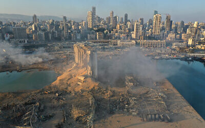 Une photo prise par un drone montre la scène d'une explosion dans le port maritime de Beyrouth, au Liban, le 5 août 2020. (Crédit : AP Photo/Hussein Malla) 