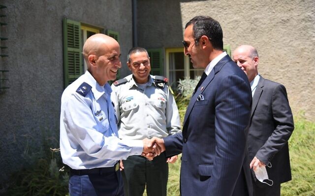 Le sous-secrétaire bahreïni aux Relations Internationales Sheikh Abdullah bin Ahmad al Khalifa, à droite, rencontre Tal Kelman, chef de la division stratégique au sein de l'Administration de planification de l'armée israélienne, le 10 août 2021. (Crédit : porte-parole de l'armée/Twitter)