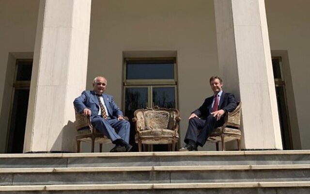 L’ambassadeur russe Levan Dzhagaryan posant avec son homologue britannique Simon Shercliff sur les marches de l'ambassade russe dans la capitale iranienne, en août 2021. (Crédit : @RusEmbIran / Twitter)