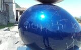 L’œuvre « Les trois beaux ballons » de l’artiste Philippe Berry, dégradée par des gravures antisémites, en Haute-Garonne, en août 2021. (Crédit : Georges Méric / Twitter)