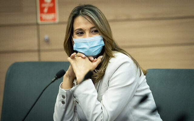 La ministre de l'Education Yifat Shasha-Biton  a assisté à la réunion de la faction Nouvel espoir à la Knesset, le 2 août 2021. (Crédit :YonatanSindel/Flash90)