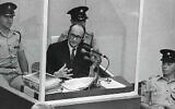 L'"architecte" de l'Holocauste, Adolf Eichmann, dans une salle d'audience de Jérusalem, quelques jours avant sa condamnation à mort. (Crédit : Domaine public)