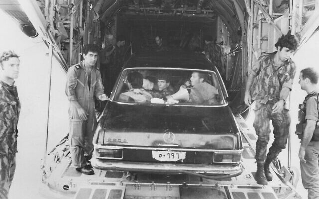 Les commandos israéliens dans une Mercedes Benz peinte en noir (Crédit :  image principale des archives du ministère de la Défense)