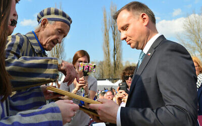 Edward Mossberg, survivant de la Shoah, rencontre le président polonais  Andrzej Duda, lors d'une cérémonie de la Marche des Vivants dans le camp d'extermination d'Auschwitz-Birkenau en Pologne, alors qu'Israël célèbre Yom HaShoah, le 12 avril 2018. (Crédit : Yossi Zeliger/ Flash90/ File)