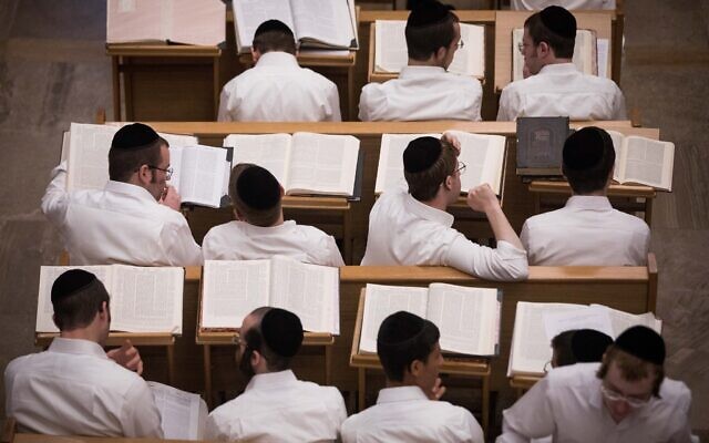 Photo d'illustration : Des élèves travaillent dans une yeshiva de Jérusalem, le 2 septembre 2019. (Crédit : Yonatan Sindel/Flash90)